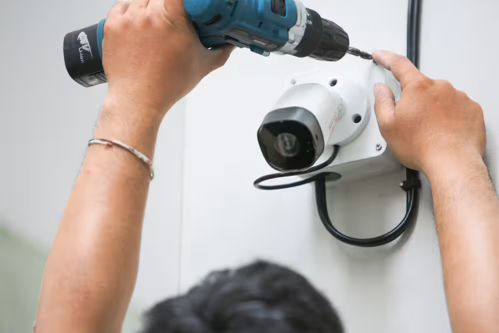 Técnico instalando cámaras de seguridad
