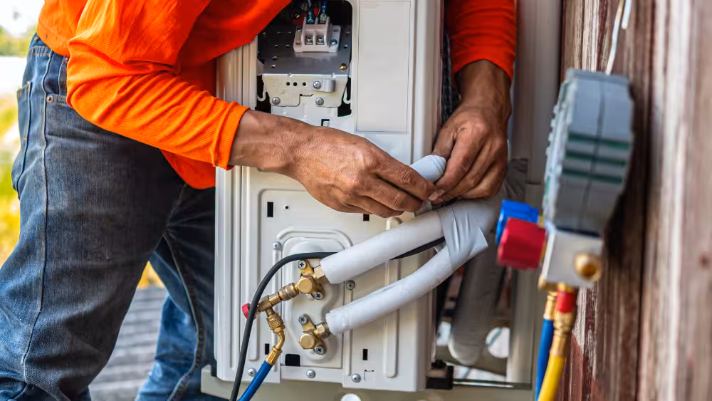 Electricista realizando instación a domicilio