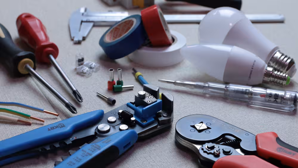 Electricista realizando instación a domicilio