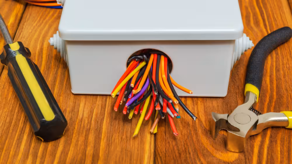 Electricista trabajando en La Victoria