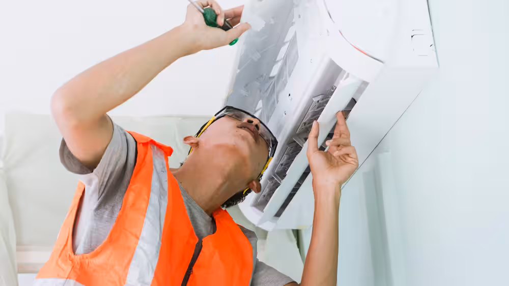 Técnico instalando aire acondicionado en vivienda